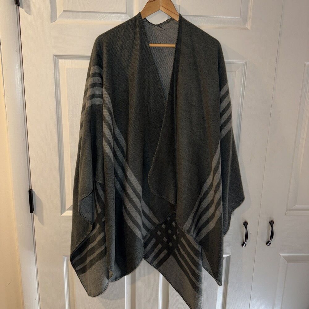 BB DAKOTA Shawl Poncho Charcoal Gray Grey Reversible Sweater Office Cardi Wrap